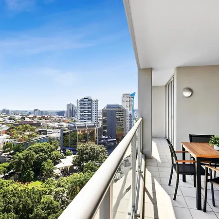 Apartment 2-bed Abode With Swimming Pool Gym & Views
