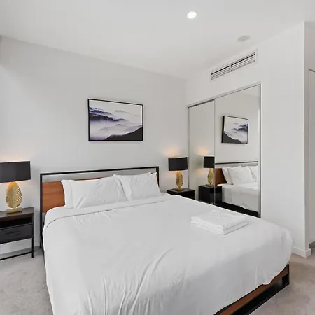 Stunning Views, Location, King Bed, Gym, Pool Apartment