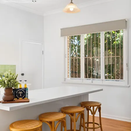 Apartment Bright 3-bed With Garden By Banks Street Reserve