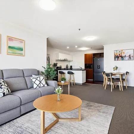 Apartment 2-bed Abode With Swimming Pool Gym & Views *
