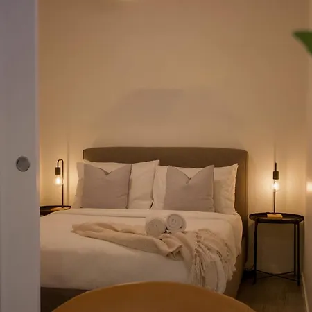 Spacious 2 Bedroom In Apartment *