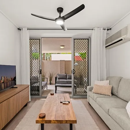 Vibrant 2-bed With Pool And Gym Access Apartment *