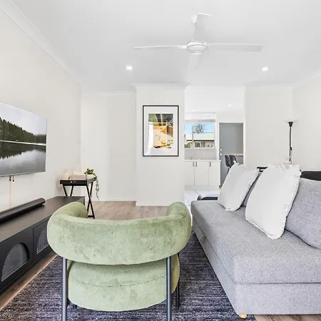 Elegant 2-bed With Balcony By Parks And Amenities Apartment