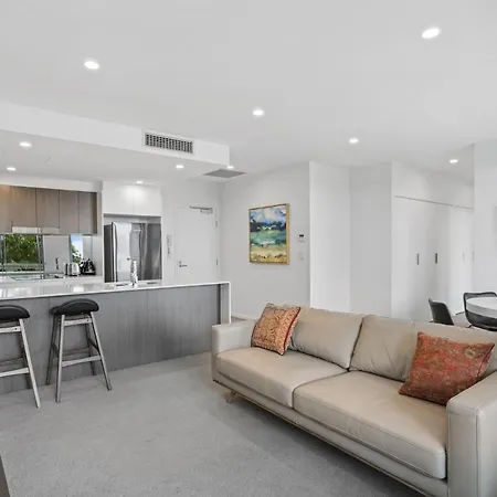 Sleek 2-bed With Balcony And Communal Bbq Area Apartment *