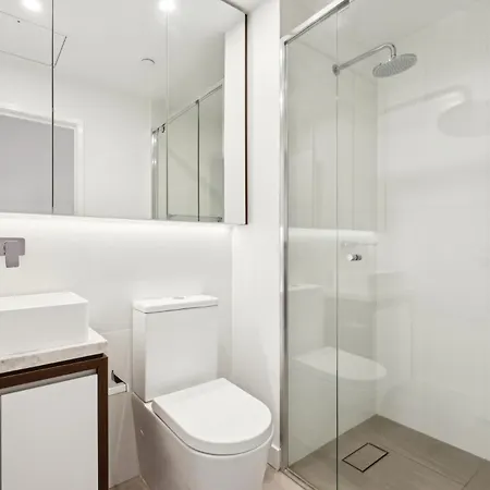 Fortitude Valley 3-bed, Floor And Bridge View