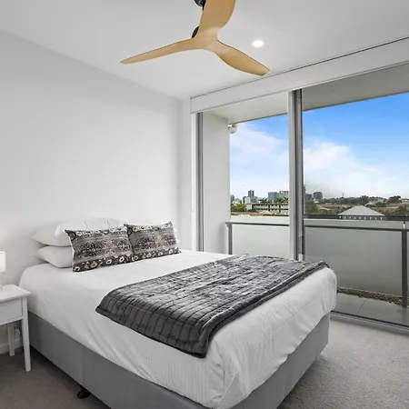 Sleek 2-bed With Balcony And Communal Bbq Area Apartment
