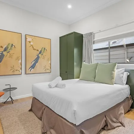 Family-friendly 3-bed In New Farm Apartment *