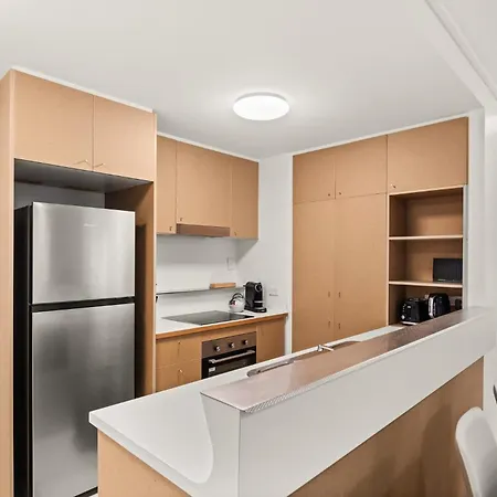 Vibrant 2-bed With Pool And Gym Access