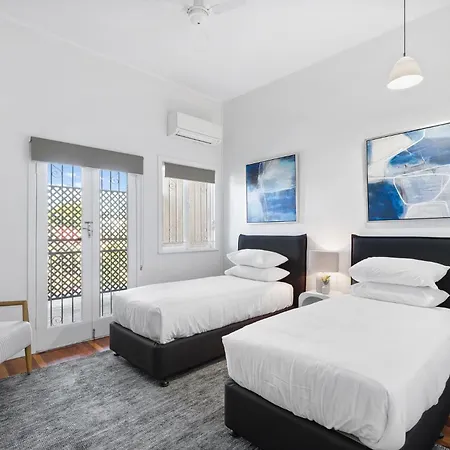 Apartment Bright 3-bed With Garden By Banks Street Reserve