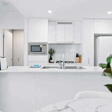 Cbd High-rise 1-bed With Pool, Gym & View *