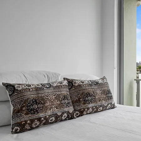 Apartment Sleek 2-bed With Balcony And Communal Bbq Area *