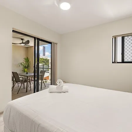 South With Pool Access Apartment Brisbane