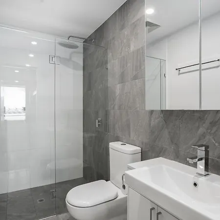 Sleek 2-bed With Balcony And Communal Bbq Area Apartment