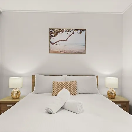 Vibrant 2-bed With Pool And Gym Access