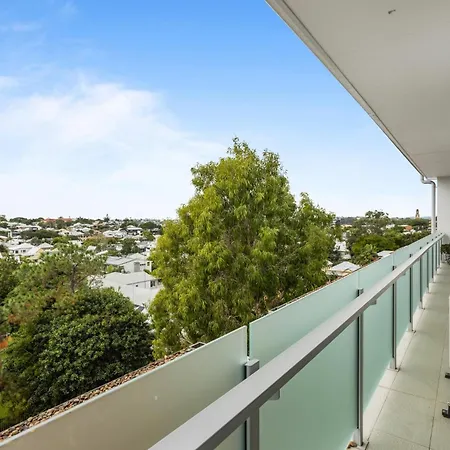 Apartment Sleek 2-bed With Balcony And Communal Bbq Area