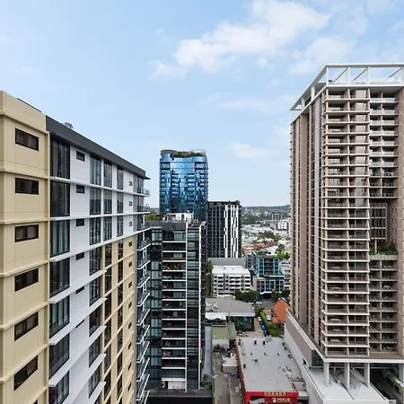 Apartment Stunning Views, Location, King Bed, Gym, Pool *