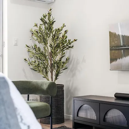 Elegant 2-bed With Balcony By Parks And Amenities Apartment