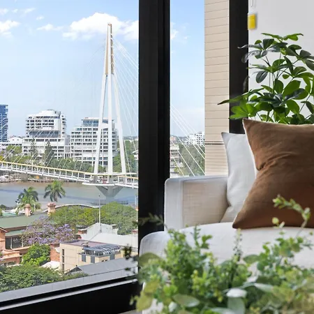 Cbd High-rise 1-bed With Pool, Gym & View *
