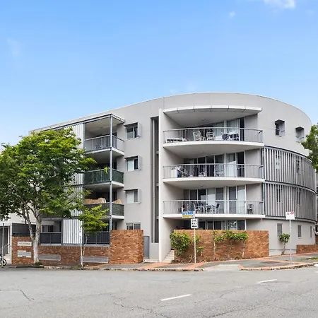 Apartment Vibrant 2-bed With Pool And Gym Access *