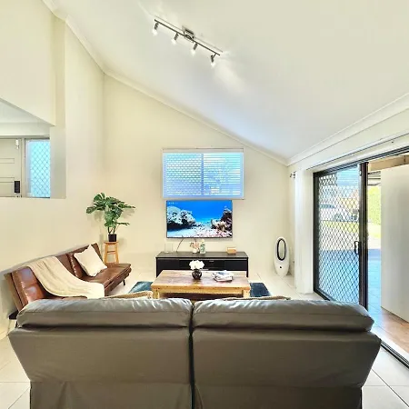 Steps From Sunnybank Hills Shopping Spacious Holiday home *