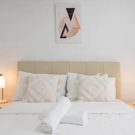 Self-contained Unit Perfect For Solo Or Couple Travelers * Brisbane