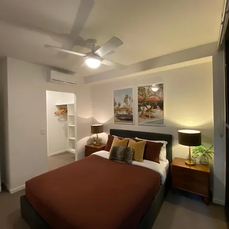 Urban Retreat - Shared With Queen Bed And Private Ensuite *