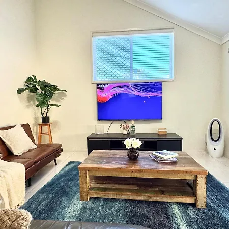 Steps From Sunnybank Hills Shopping Spacious Holiday home *