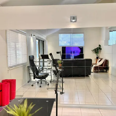 Steps From Sunnybank Hills Shopping Spacious *