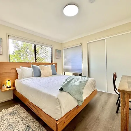 Steps From Sunnybank Hills Shopping Spacious Holiday home Brisbane