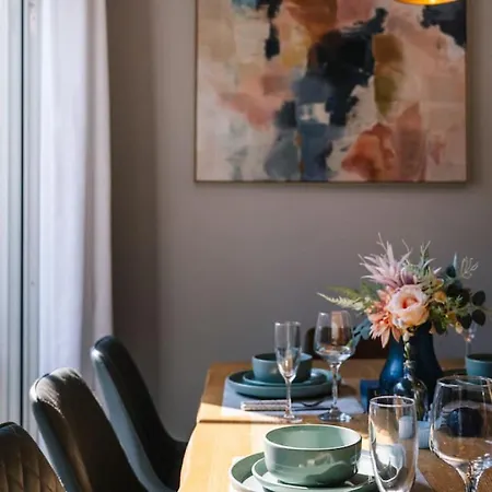 Modern Family Oasis Luxe With Balcony Ac And Backyard) Holiday home *