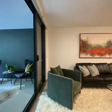 Homestay Urban Retreat - Shared With Queen Bed And Private Ensuite *