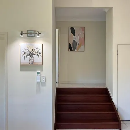 Steps From Sunnybank Hills Shopping Spacious *