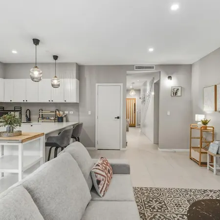 Modern Family Oasis Luxe With Balcony Ac And Backyard) * Brisbane