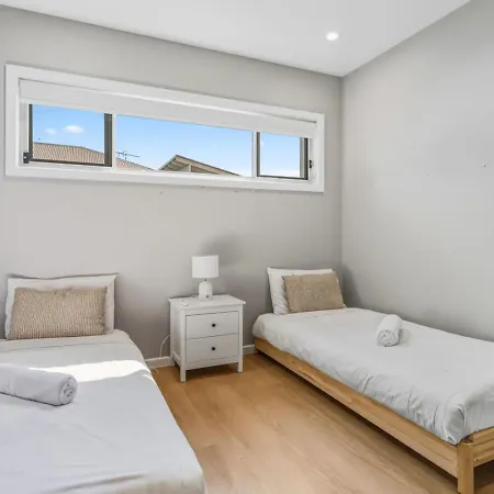 Holiday home Modern Family Oasis Luxe With Balcony Ac And Backyard)