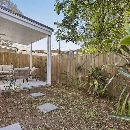 Retreat With Parking Close To Greenslopes Hospital *
