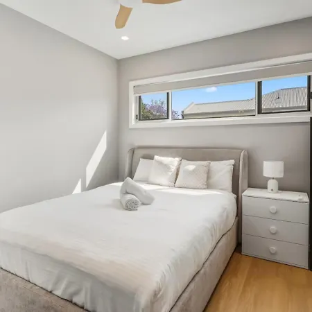 Modern Family Oasis Luxe With Balcony Ac And Backyard) Holiday home *