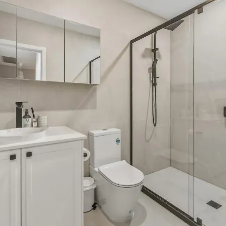 Modern Family Oasis Luxe With Balcony Ac And Backyard) Holiday home *