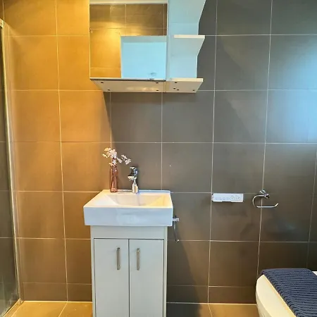 Steps From Sunnybank Hills Shopping Spacious *