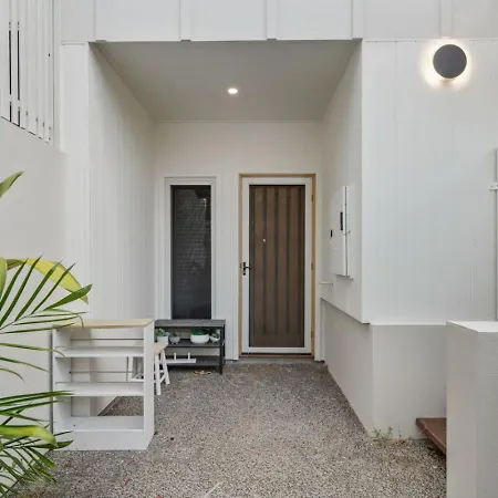 Modern Family Oasis Luxe With Balcony Ac And Backyard) *