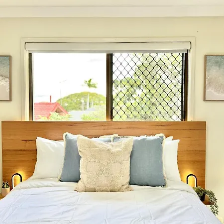 Steps From Sunnybank Hills Shopping Spacious