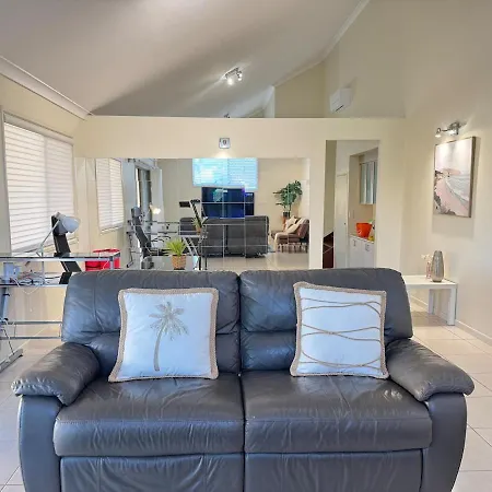 Holiday home Steps From Sunnybank Hills Shopping Spacious