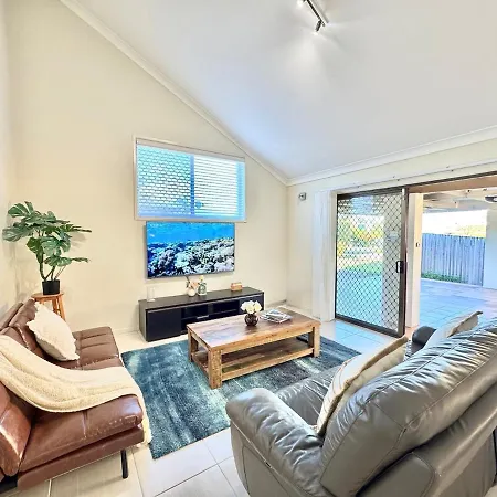 Steps From Sunnybank Hills Shopping Spacious *