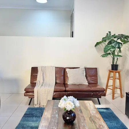 Steps From Sunnybank Hills Shopping Spacious Holiday home