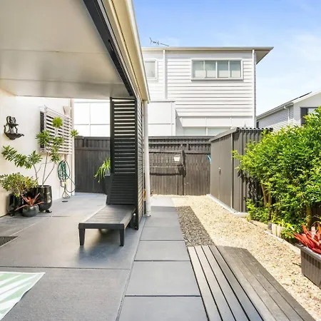 Modern 1-bed Retreat With Patio & Shed Access Brisbane