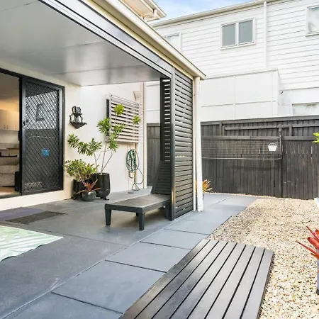 Modern 1-bed Retreat With Patio & Shed Access Apartment Brisbane