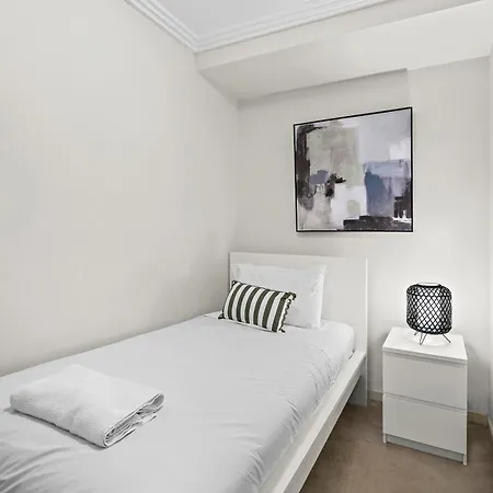 2br With Balcony, Pool, Gym And Wifi *