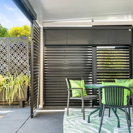 Apartment Modern 1-bed Retreat With Patio & Shed Access