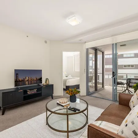 Duncan Street West End Apartment