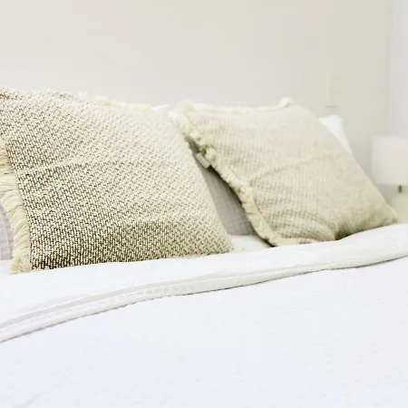 Apartment Oasis - Free Parking Gym Pool - Sleep 6 *