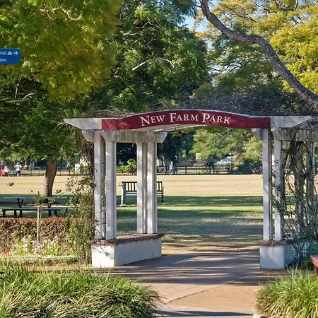 New Farm Sophisticated Retro - 3bed-1bath-1car-views *